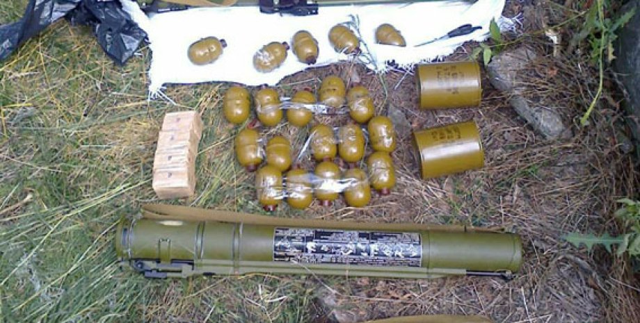 Найденное оружие и боеприпасы / Фото пресс-службы МВД