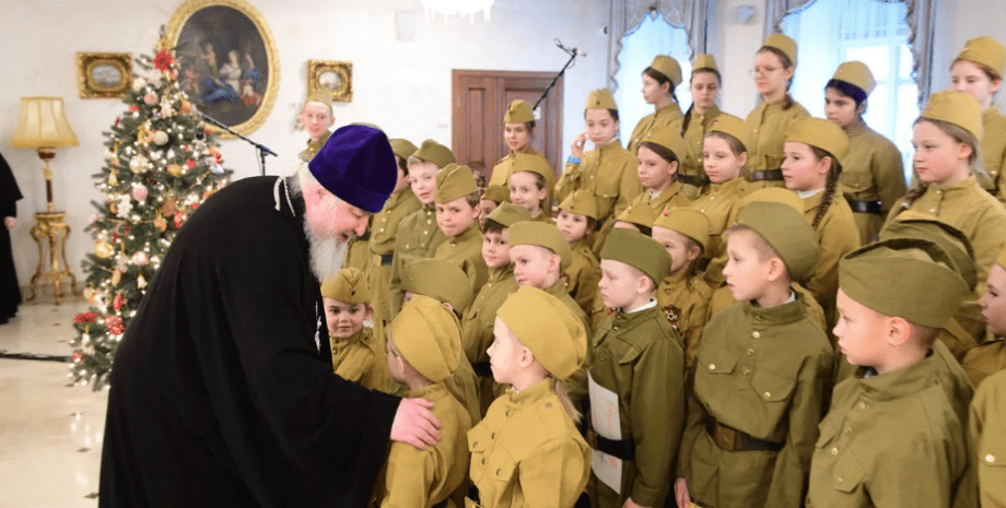 Митрополит РПЦ Кирилл и дети в военной форме