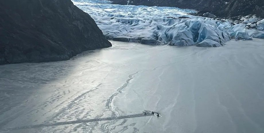 пилот, отец и дочери, крыло самолета, аляска, семья, сша, самолет, замерзшее озеро, тутусмена,