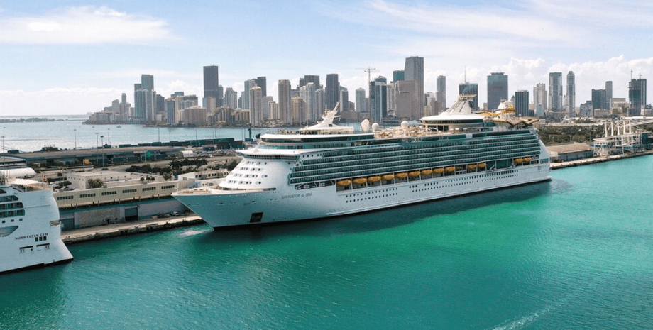 Круизный лайнер в порту