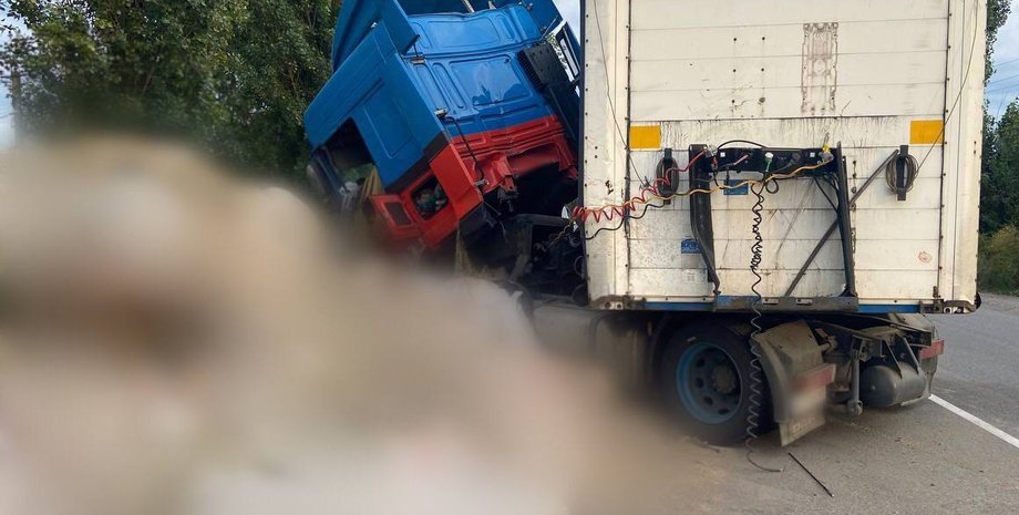 На Киевщине в результате аварии фура врезалась в блокпост