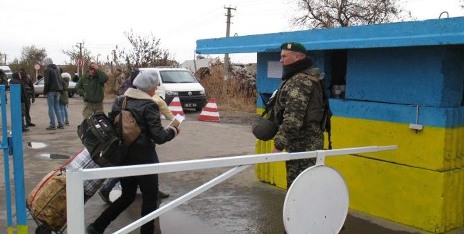 Пункт пропуска в Станице Луганской \ Фото: Cxid.info