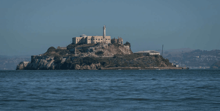 Острів Алькатрас біля берегів Сан-Франциско Острів Алькатрас із колишньою в'язницею біля узбережжя Сан-Франциско