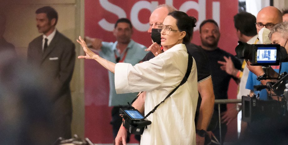 Анджелина Джоли