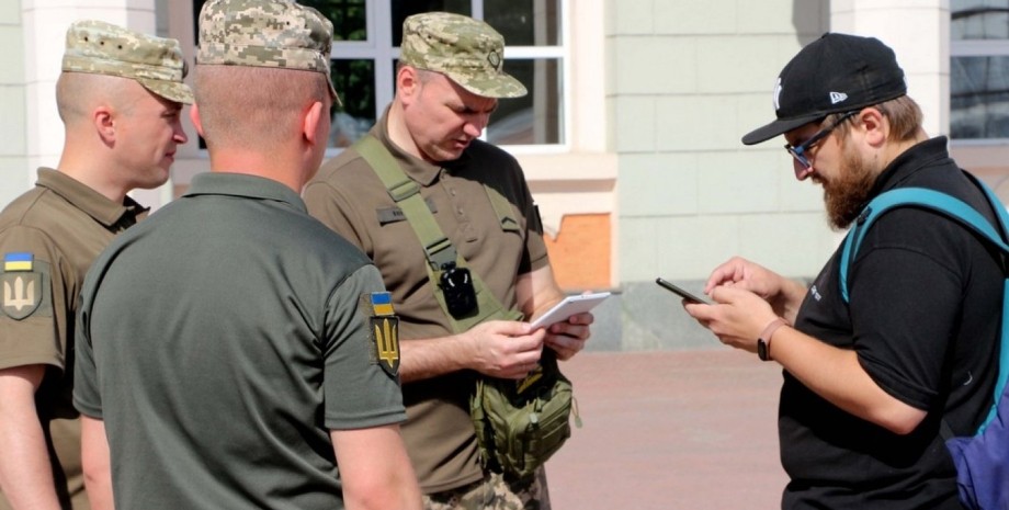 вручение повестки, повестка, вручение повестки на улице, патруль ТЦК, ТЦК, мобилизация в Украине
