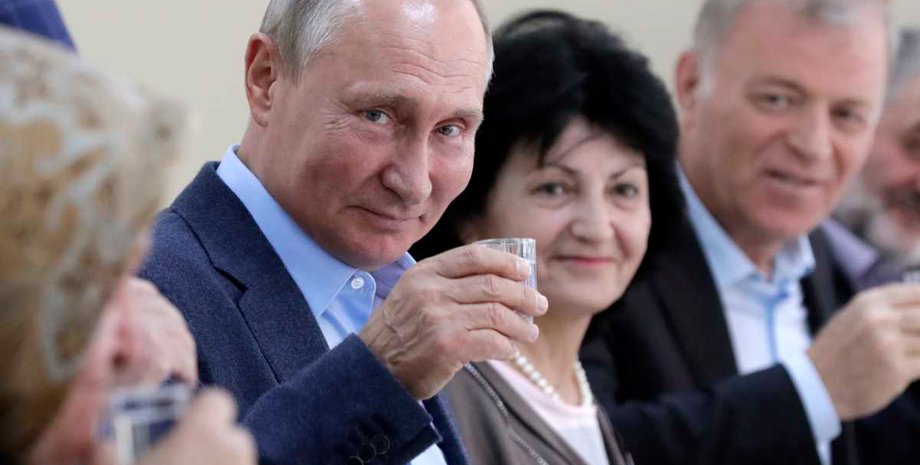 володимир путін з чаркою, путін п'є горілку, путін з горілкою, путін алкоголь