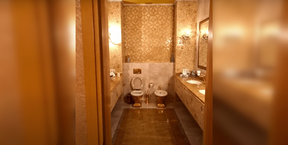 Золотий унітаз у квартирі Тимура Міндіча Золотий унітаз у вбиральні квартири Тимура Міндіча показав нардеп Ярослав Железняк