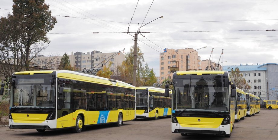 Троллейбусы, новые, стоят на улице