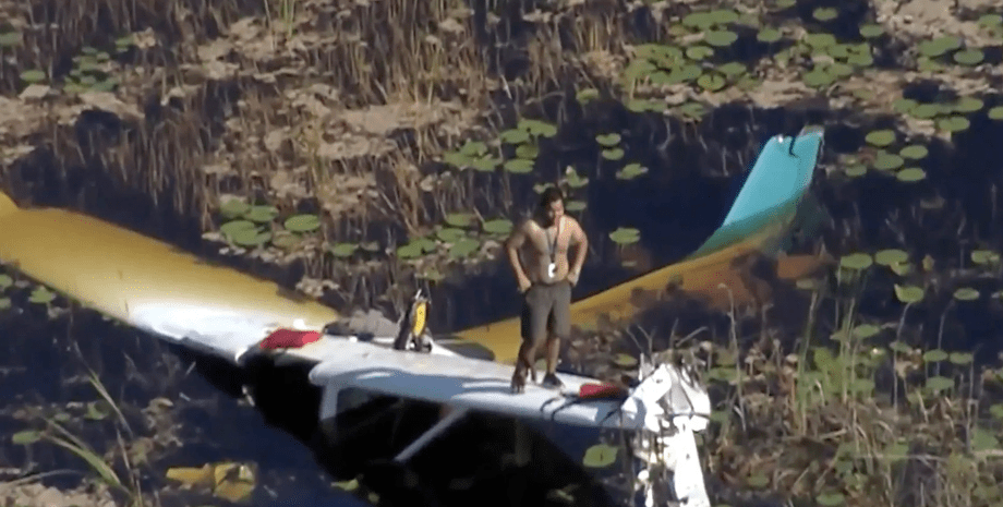 Пілот упав у болото, авіакатастрофа, зазнав аварії, болото з алігаторами, провів ніч у болоті, рятувальники, вертоліт