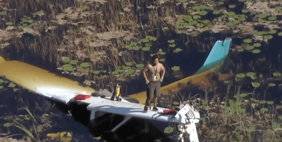 Пілот упав у болото, авіакатастрофа, зазнав аварії, болото з алігаторами, провів ніч у болоті, рятувальники, вертоліт