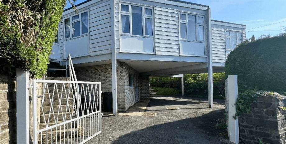 Перевернутий будинок, будинок 1970 року, незвичайне житло, другий поверх, дерев'яний будинок, незвичайний стиль, унікальний стиль,