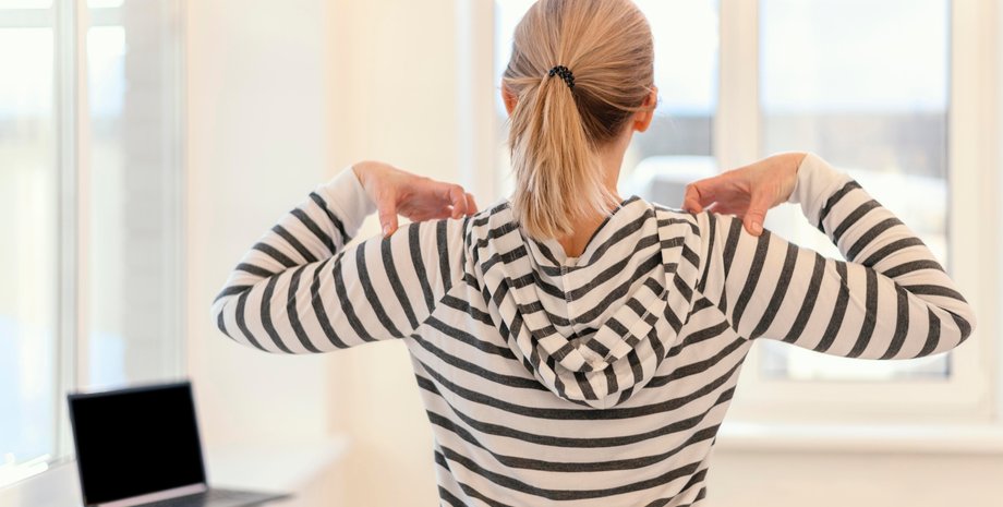 Девушка делает упражнения