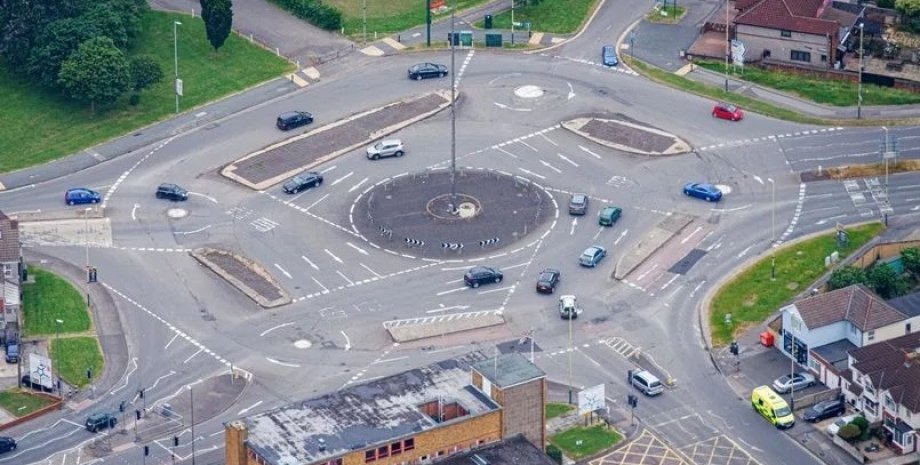 Дорожная развязка находится рядом со стадионом футбольного клуба "Суиндон Таун"