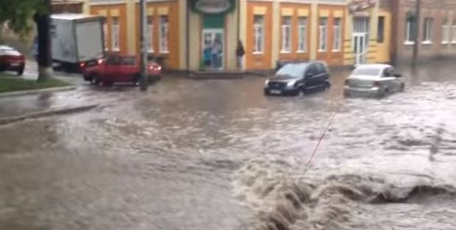 Обильные дожди в Умани / Скриншот видео