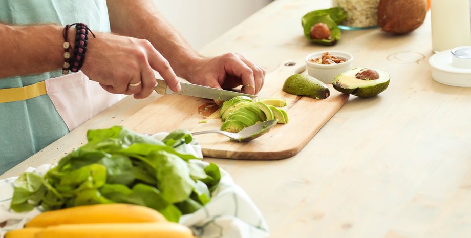 Дівчина готує