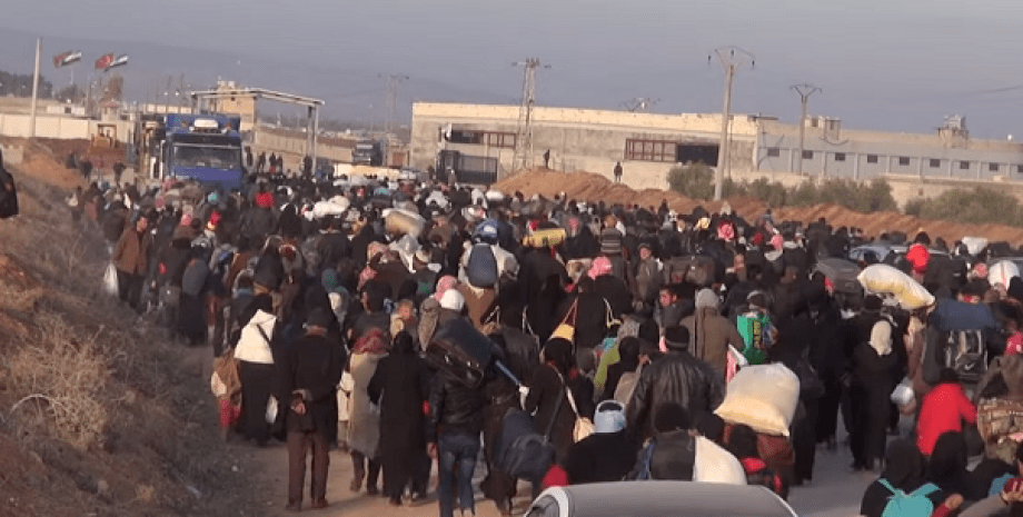 Беженцы на сирийско-турецкой границе / Скриншот видео