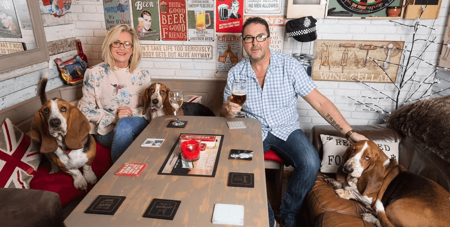 Дружина побудувала бар для чоловіка, паб, бар, пінта пива, чоловік утік з дому, сімейний бар, чоловічий бар, чоловічий барліг, бар на задньому дворі