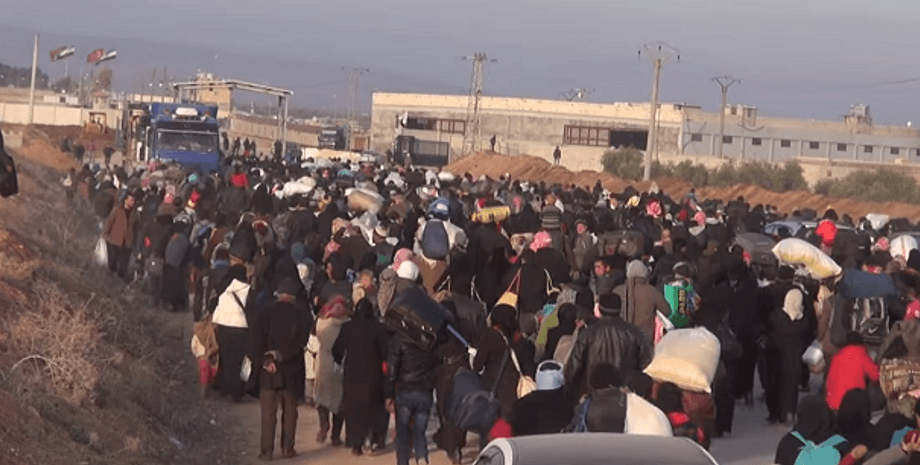 Беженцы на сирийско-турецкой границе / Скриншот видео