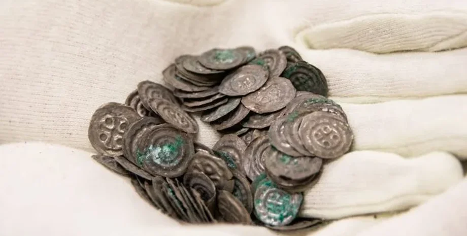 скарб, срібло, монети, брактеат, розкопки, археологія, Швеція, археологія, археологи, знахідка, король, церква, будівля, поховання, тіло, відкриття