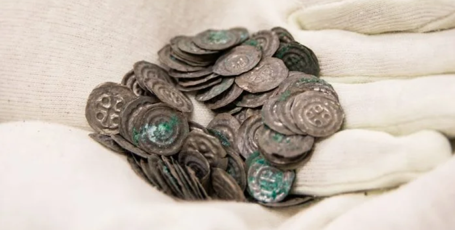 монеты клад, серебро, монеты, брактеат, раскопки, археология, Швеция, археология, археологи, находка, король, церковь, здание, захоронение, тело, открытие