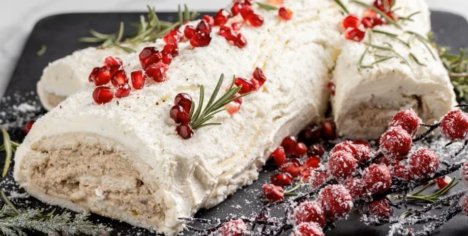 Пикантное рождественское полено, пикантная закуска, рулет с тунцом, закуска с тунцом