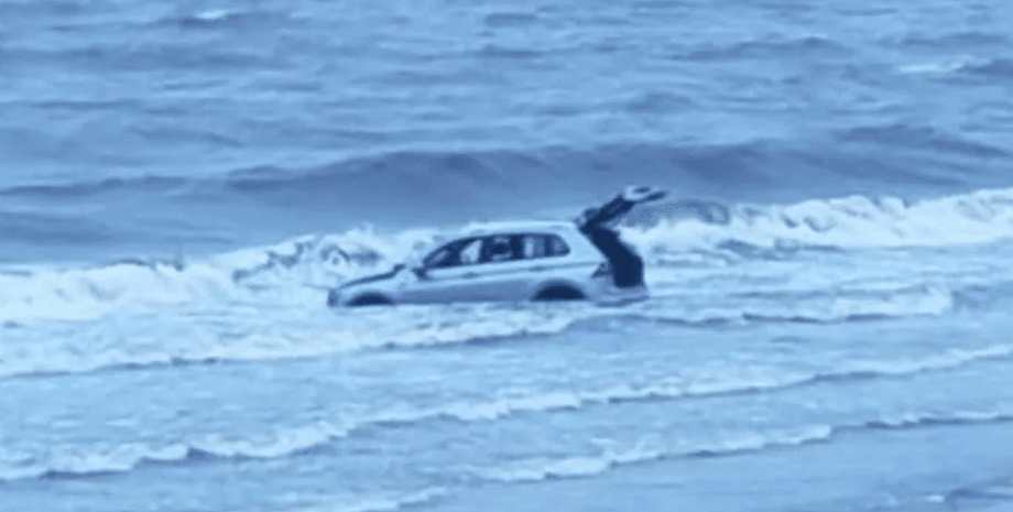 Внедорожник в море, машина утонула, внедорожник, без пассажиров внутри, береговая охрана, спасательная операция, унесло в море, прилив