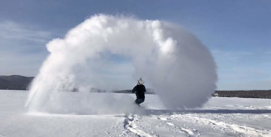 Горячая вода на морозе, заморозить горячую воду в воздухе, зимний трюк, новый тренд, опасный тренд, морозный воздух, девушка получила ожоги,