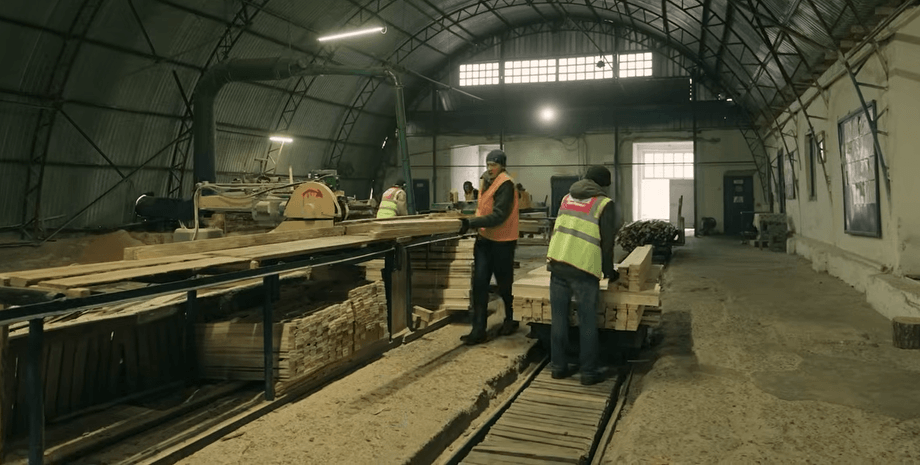 За роботу в колонії засуджені отримують зарплату Робота в колонії