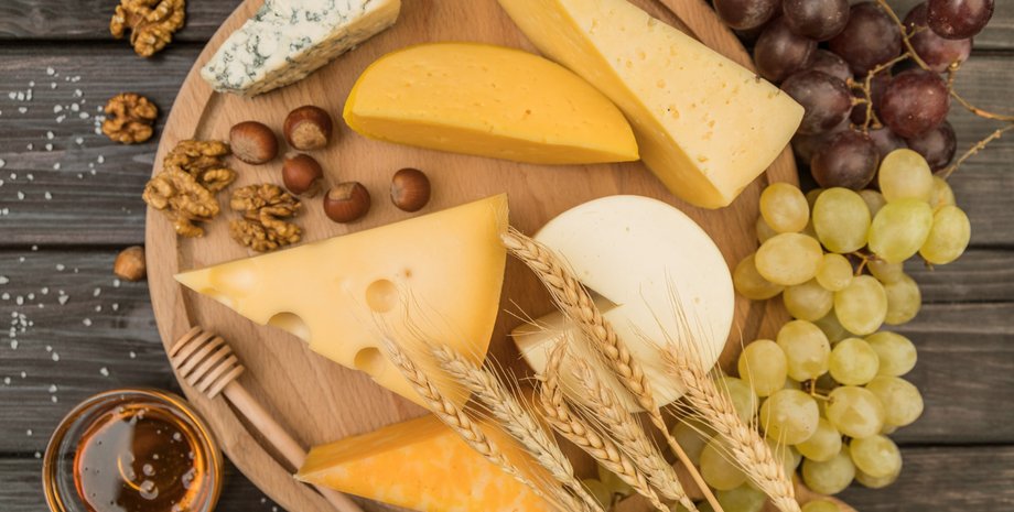 Разные виды сыров на тарелке