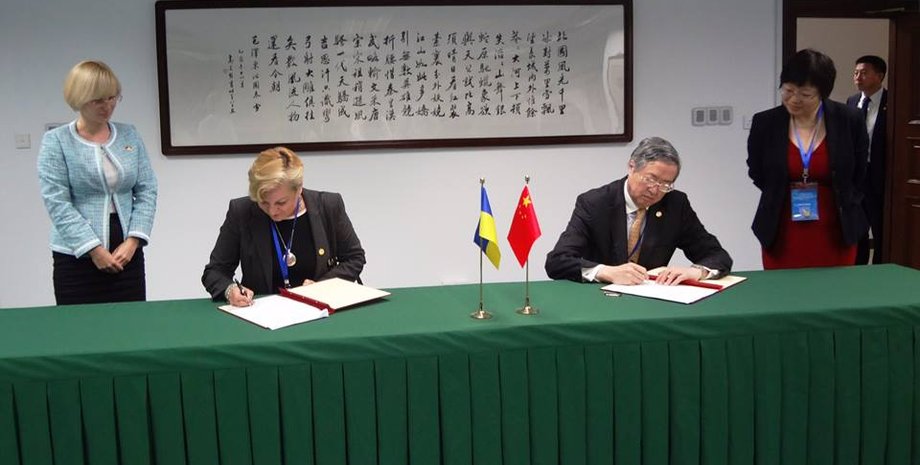 Валерия Гонтарева, Чжоу Сяочуань / Фото: tsn.ua