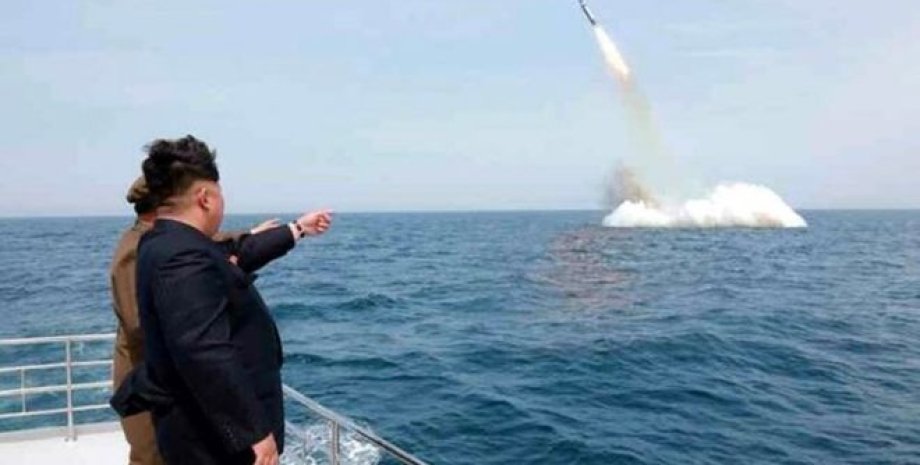 Ким Чен Ын наблюдает запуск ракеты / Фото: EPA