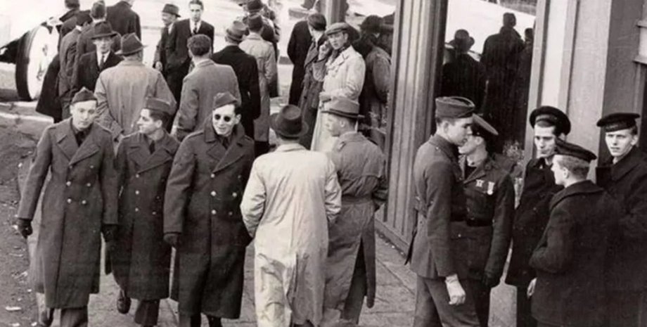 Мужчина со "смартфоном" на фото 1943 года удивил пользователей Историческое фото улицы Рейкьявика 1943 года, на котором среди прохожих выделяется мужчина с мобильным телефоном