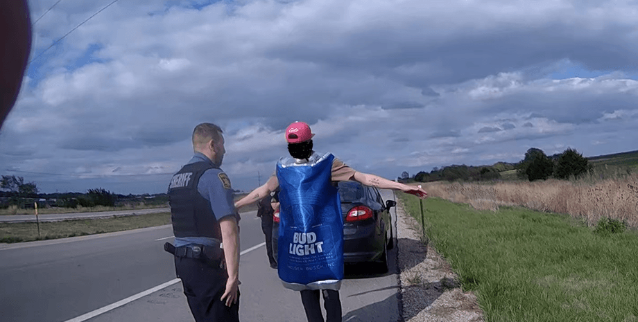 Поліція, арешт, дорога, водіння у тверезому вигляді, костюм, костюм пива, костюм пивної банки,