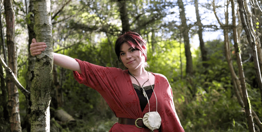 Жінка спілкується з деревами, унікальна здатність, втрачений зв'язок, зв'язок із природою, дівчина говорить із деревами