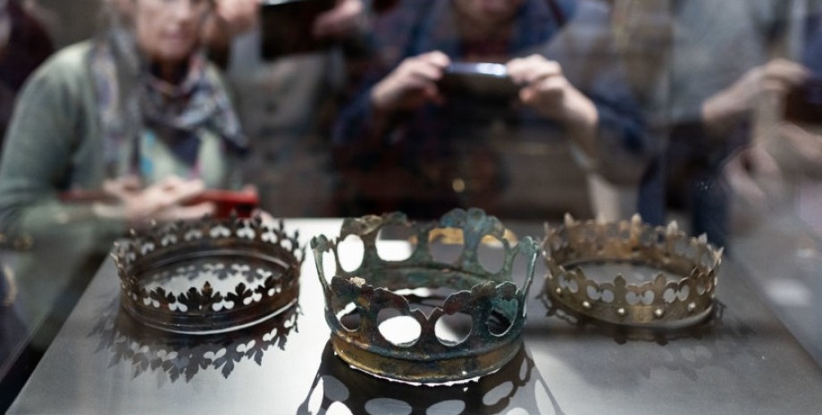 Crown, medals and scepter were hidden in 1939 in the crypt of Vilnius Cathedral....