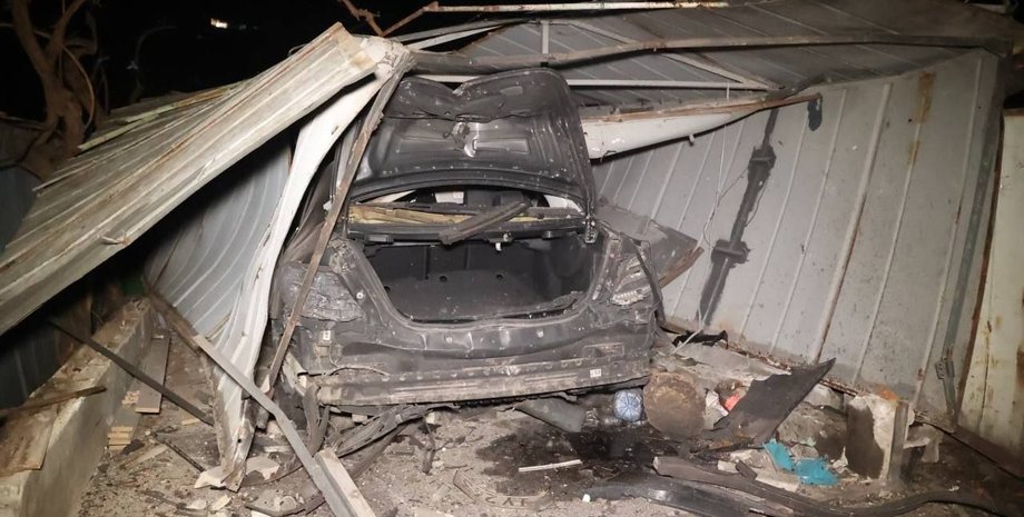 Авто у понівеченому гаражі