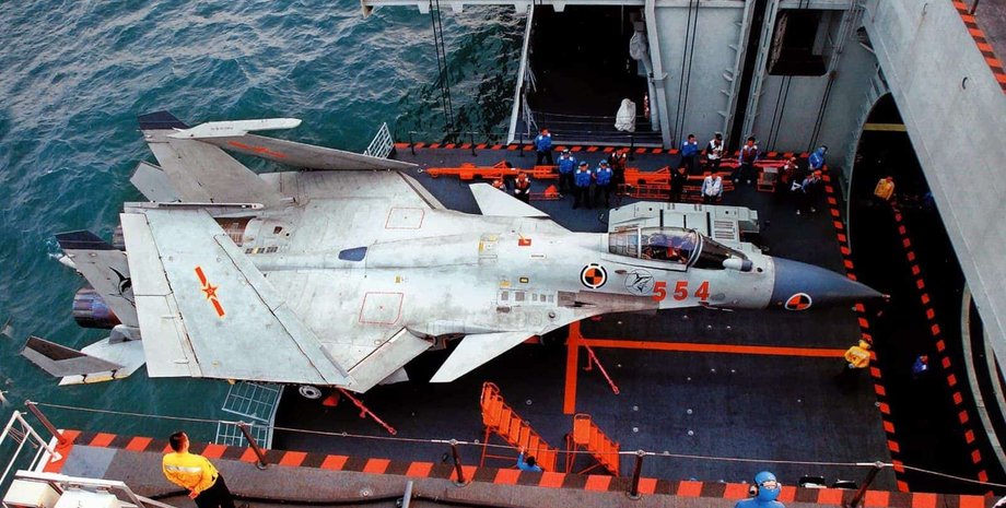 Палубный самолет Shenyang J-15 ВВС Китая