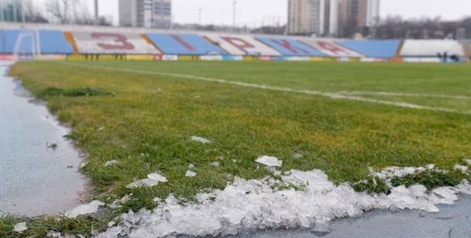 Стадион "Звезда" покрыт льдом, "Зирка", Кропивницкий, обморожение поля