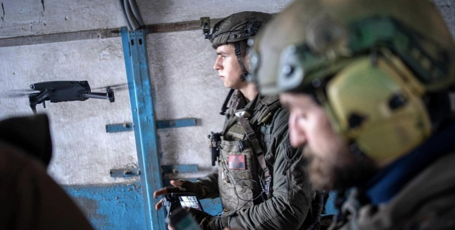 Украинские военные управляют БПЛА, фото