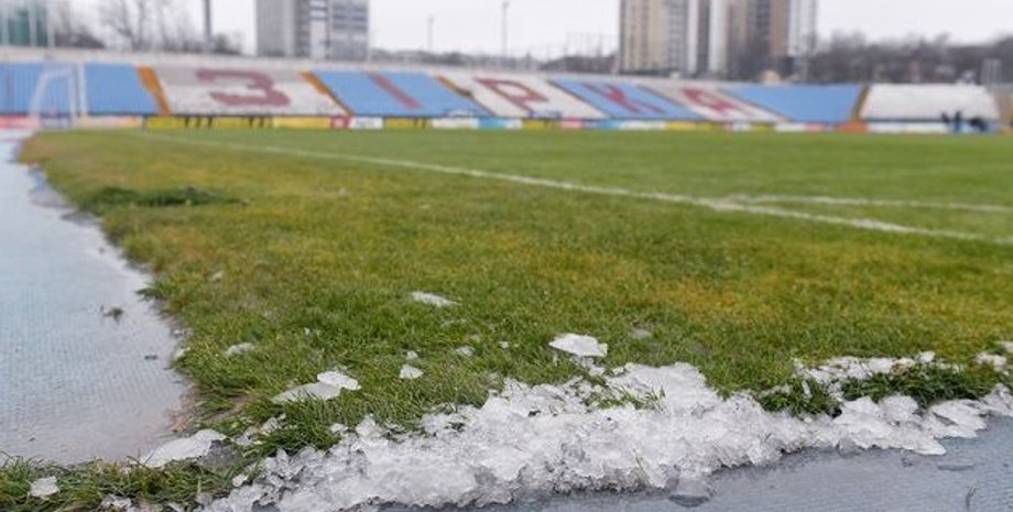 Стадион "Звезда" покрыт льдом, "Зирка", Кропивницкий, обморожение поля