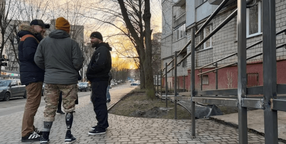 Мешканці будинку стверджували, що взагалі не бачили Сергія Власова на інвалідному візку