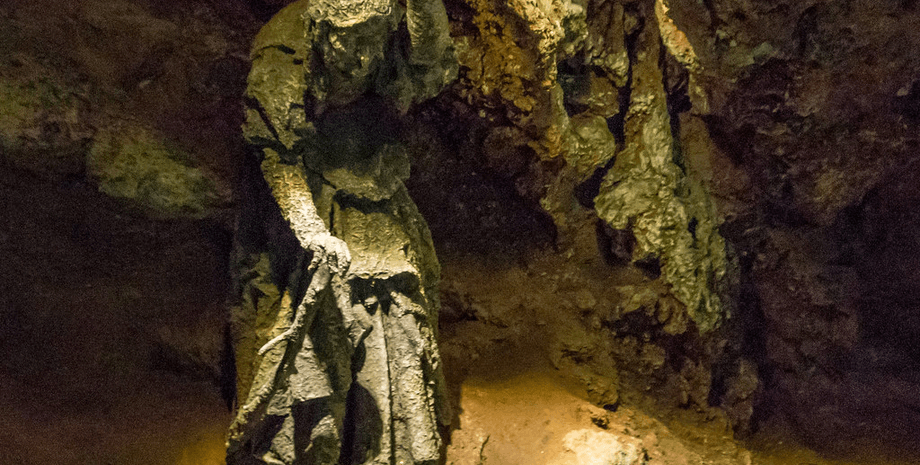 Британська провісниця жила в печері, печера, статуя, моторошна печера, відьма, провісниця, Мати Шиптон, Ванга