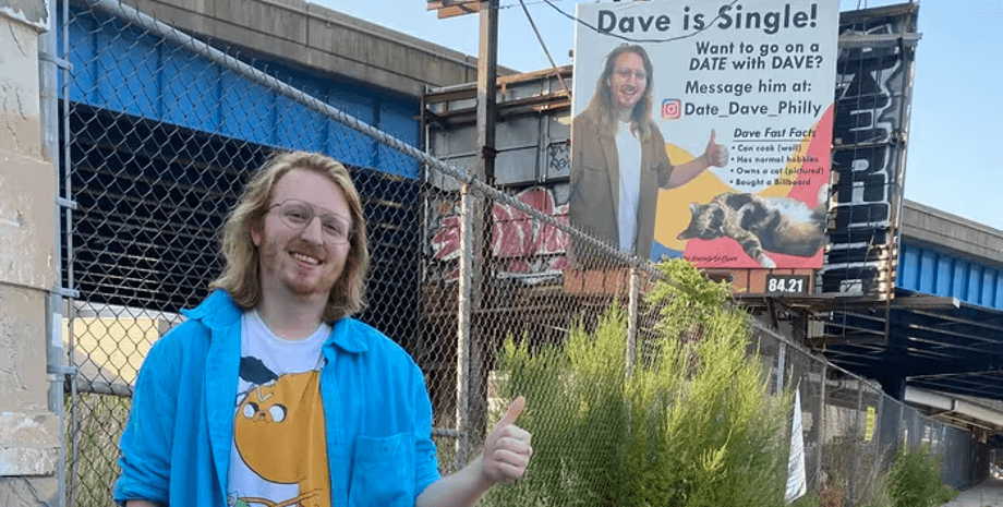 Мужчина прорекламировал себя на билборде, реклама, свидания, знакомства, реклама соцсетей, как найти девушку, искал пару