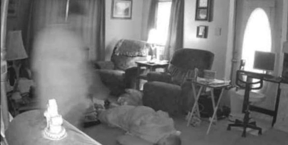 Призрак попался на скрытую камеру, призрачная фигура, призрак смотри на ребенка, призрак в доме, приведение, силуэт,