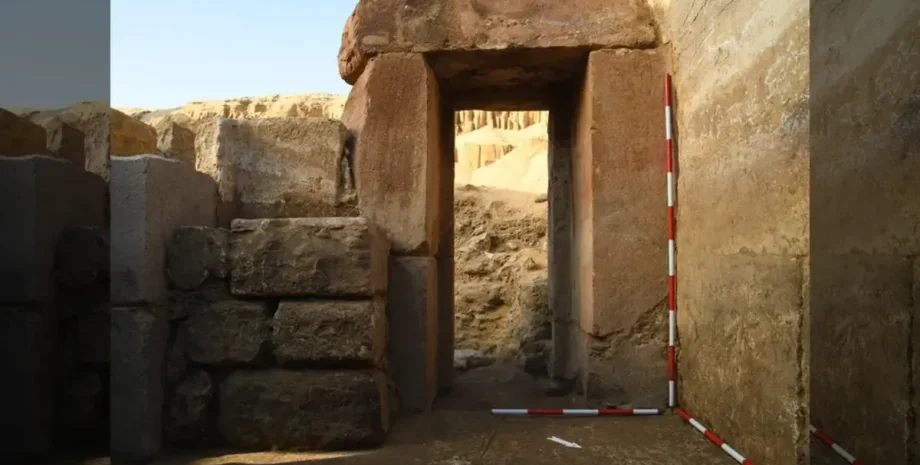 Храм був присвячений богу Ра