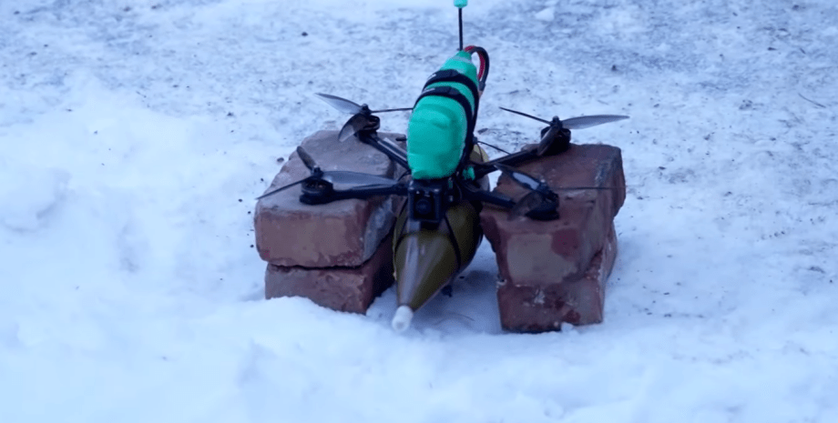 Según el ejército, los drones a menudo están hechos de detalles baratos, por lo ...