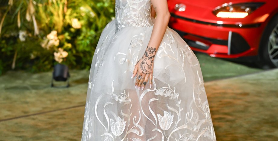 Ариана Гранде , автомобиль, зеленая дорожка, растения