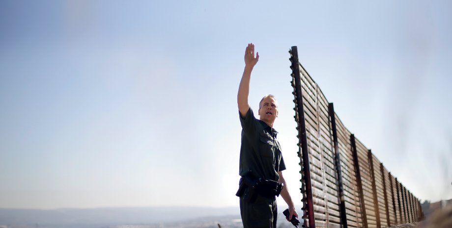 Агент пограничной службы США Джерри Конлин у стены, разделяющей Мексику и США в районе города Тихуана (Мексика)