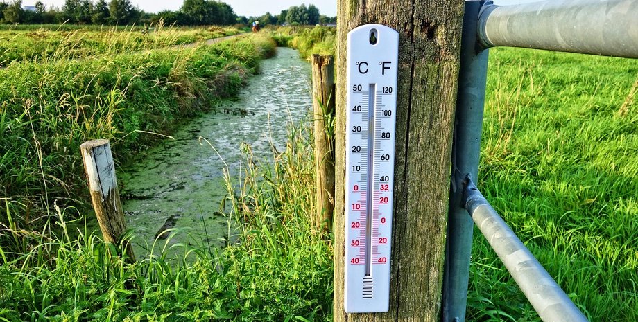 Влітку термометр на природі фіксує температуру повітря у сонячний день