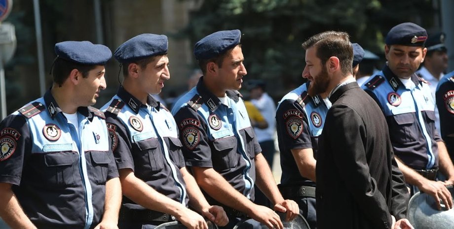Священник общается с полицейскими в Ереване / Фото: Photolure